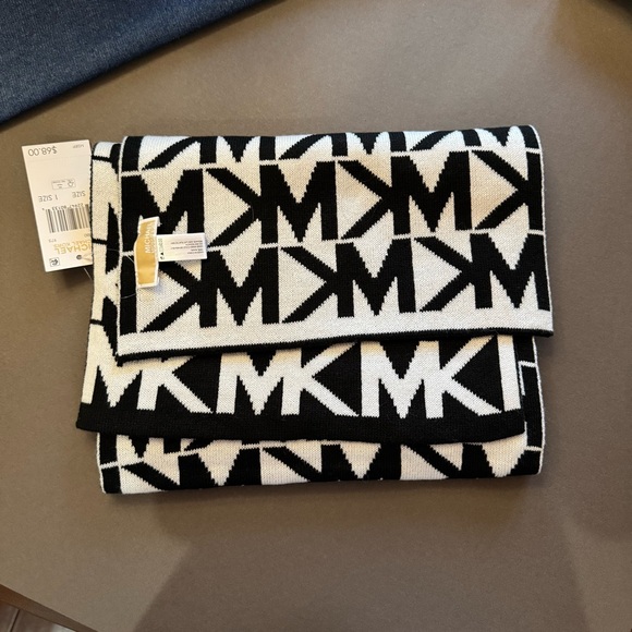 Michael Kors Black and White Logo Scarf NWT - Picture 5 of 7